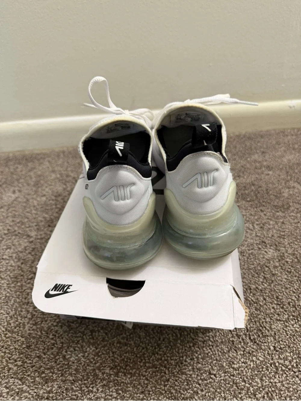 Nike Women’s White and Black Air 270 Size 9
